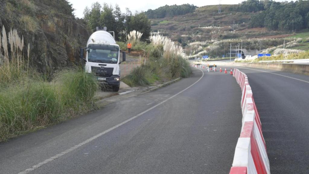 Los camiones de la obra del acceso ferroviario al Puerto Exterior de A Coruña circulan por la AC-15
