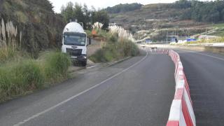 Los camiones de la obra del acceso ferroviario al Puerto Exterior de A Coruña circulan por la AC-15