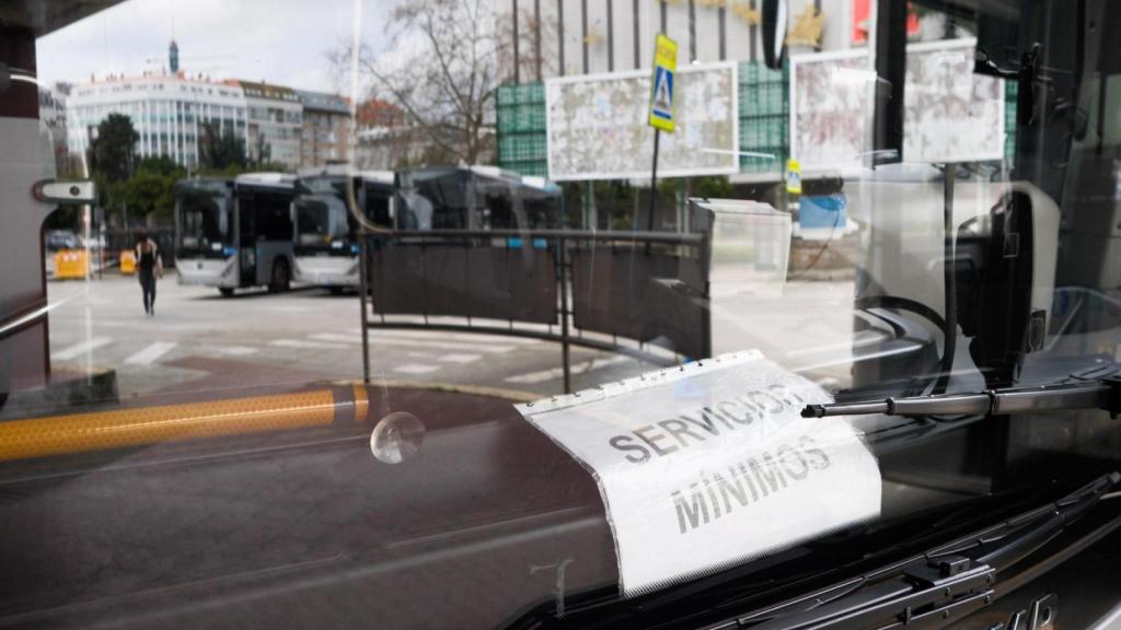 Cartel de servicios mínimos en un bus en A Coruña.
