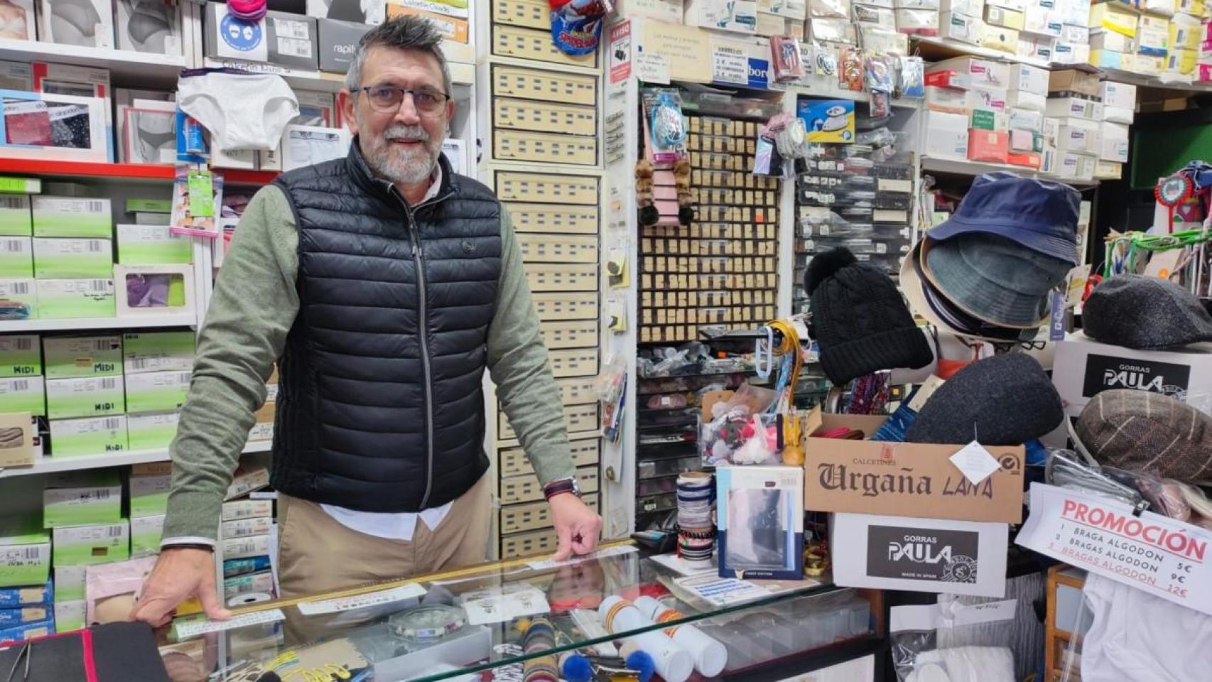 David Fernández, en el mostrador de la mercería Aurorita de A Coruña.