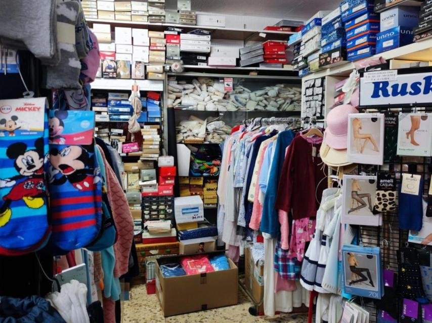 Prendas y artículos en el interior de Aurorita.