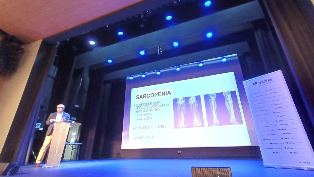 El Dr. Antonio Narváez, jefe del servicio de Traumatología de Vithas Xanit, impartiendo la ponencia