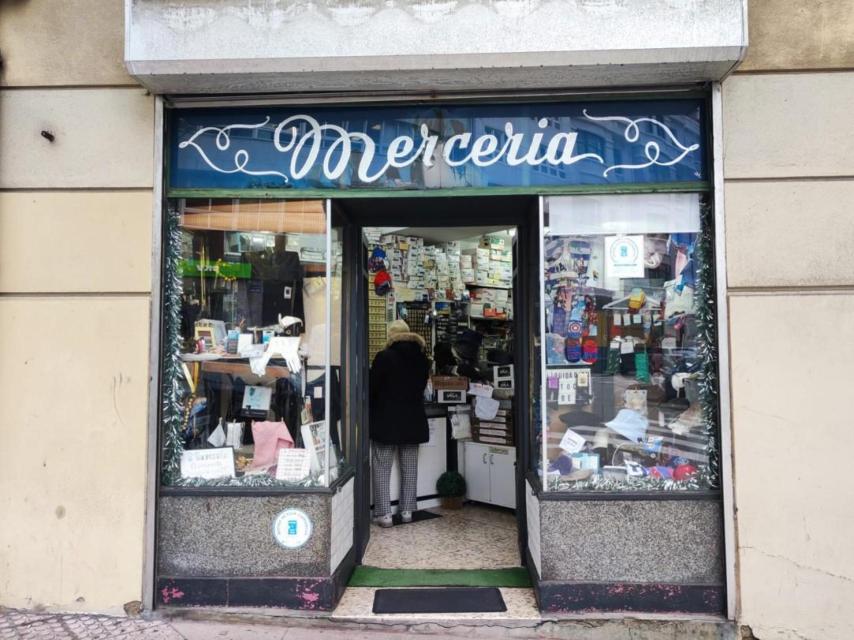 Escaparate de la mercería Aurorita en la esquina de Riazor y Alfredo Vicenti.