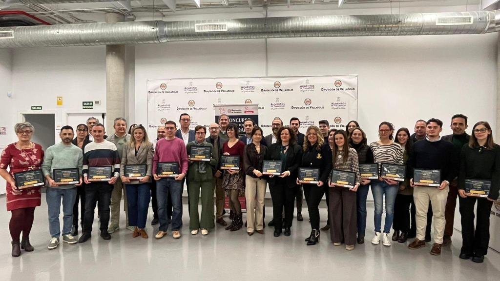 Foto de familia de la entrega de premios del 'X Concurso de Escaparates y Fotografía de Navidad Pueblos de Valladolid'