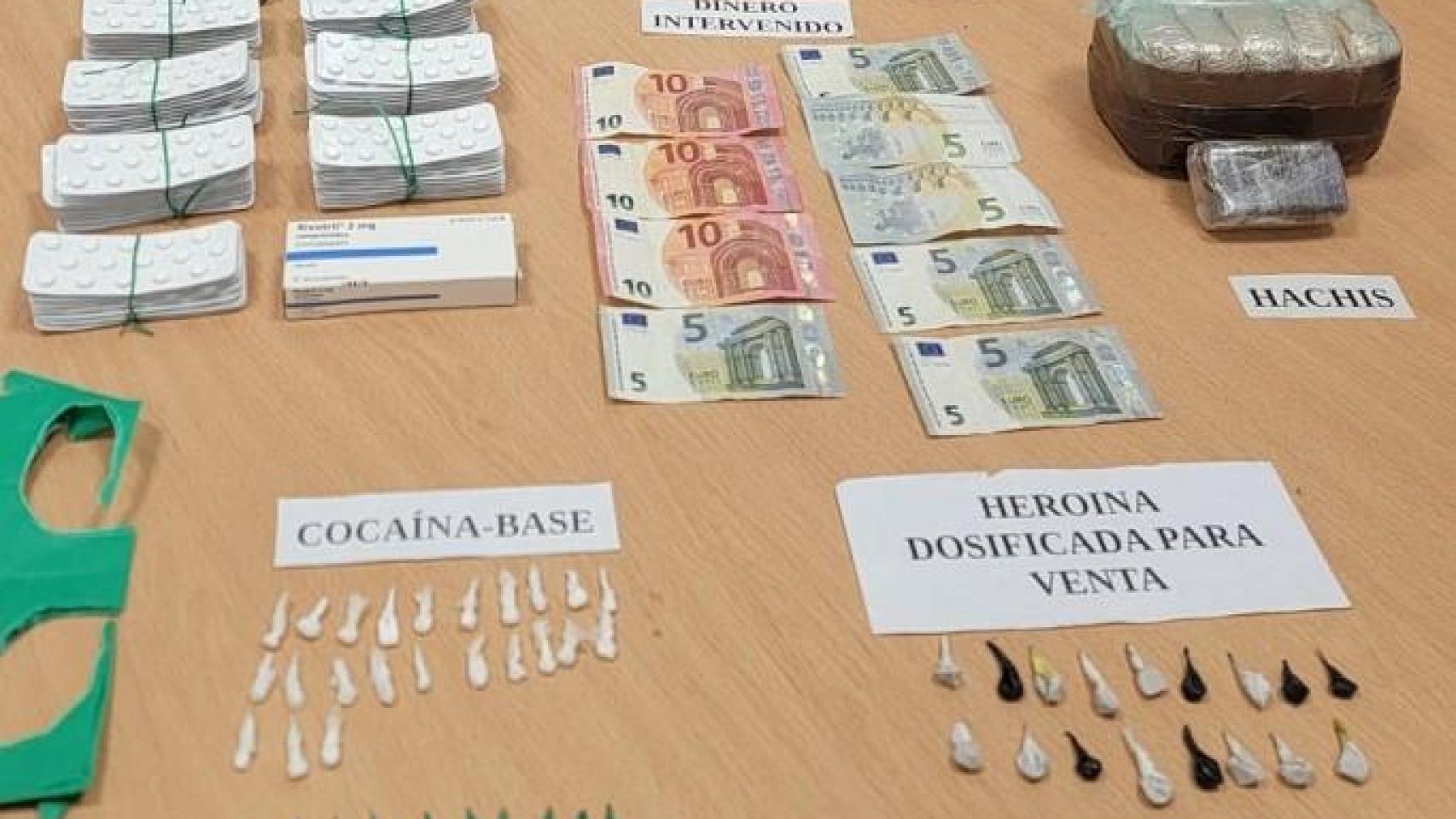 Objetos y droga intervenidos en la operación de la Policía Nacional contra un punto de venta en la zona norte de Málaga.