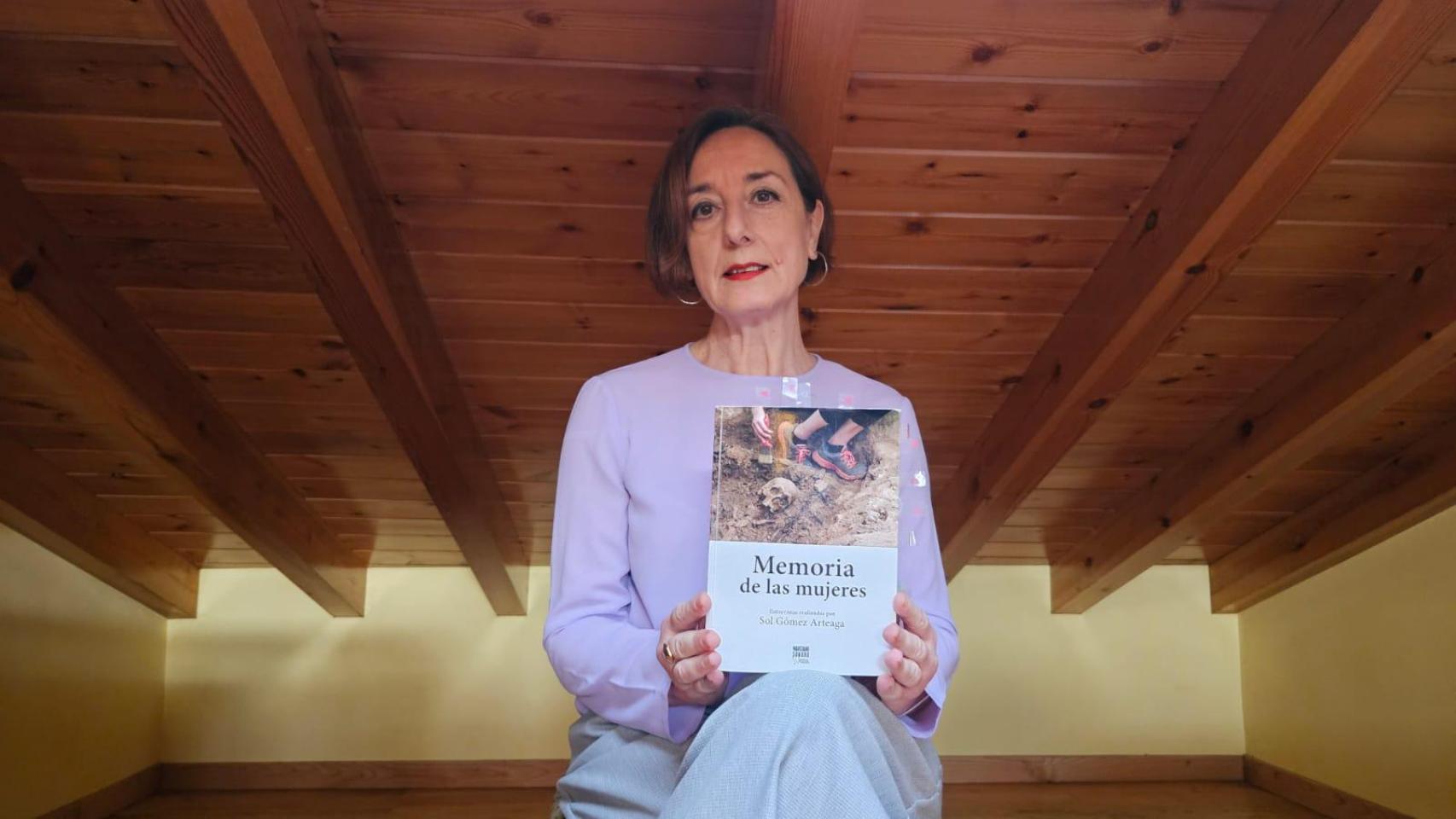 La escritora Sol Gómez Arteaga con su libro 'Memoria de las mujeres'