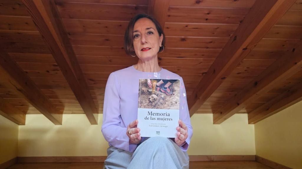 La escritora Sol Gómez Arteaga con su libro 'Memoria de las mujeres'