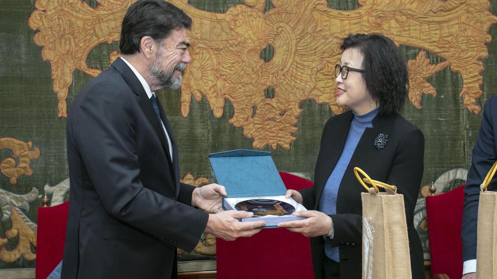 El alcalde de Alicante, Luis Barcala, junto a la subdirectora del Comité Permanente de la Asamblea Popular Municipal de Wenzhou, Xu Yufei.