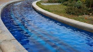 El agua de la fuente de la plaza de los Sitios, en Zaragoza, este martes.