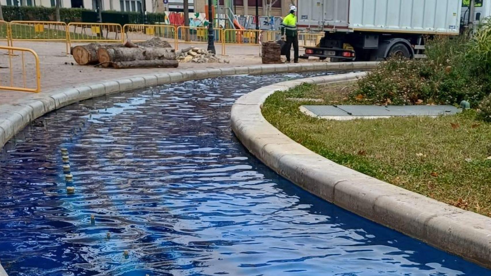 El agua de la fuente de la plaza de los Sitios, en Zaragoza, este martes.