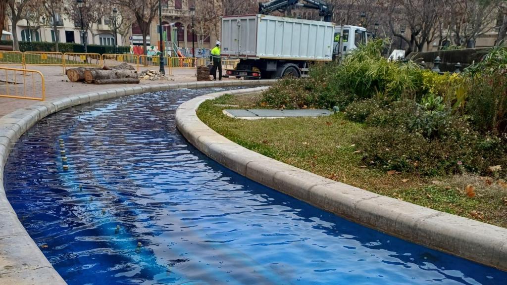 El agua de la fuente de la plaza de los Sitios, en Zaragoza, este martes.