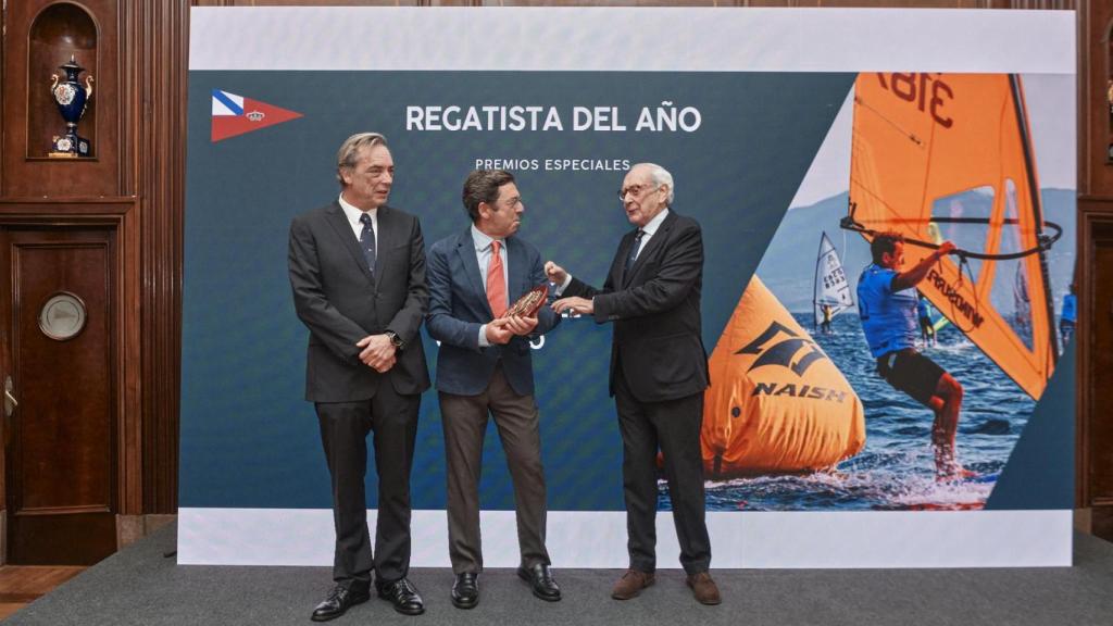 Entrega de uno de los premios.