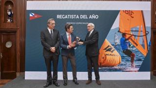 Entrega de uno de los premios.