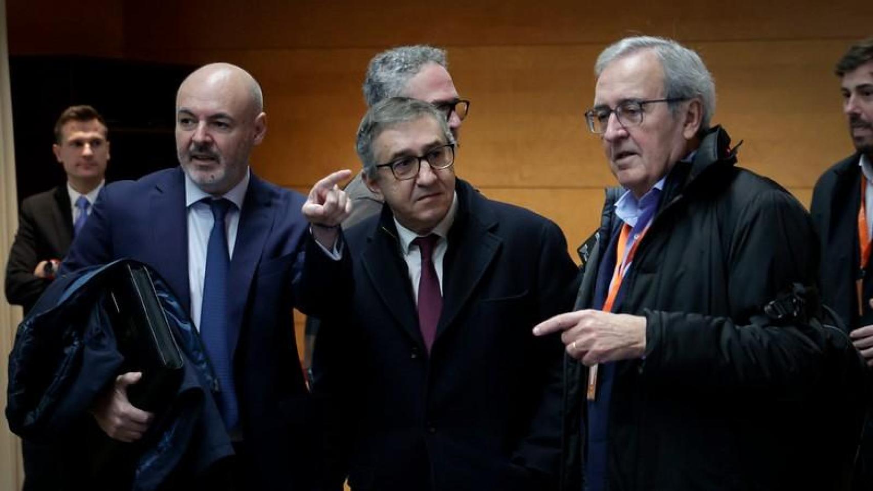 El secretario autonómico de Hacienda, Eusebio Monzó; el conseller de Hacienda, José Antonio Rovira; y el director general del Ivie, Francisco Pérez. José Cuéllar / Corts