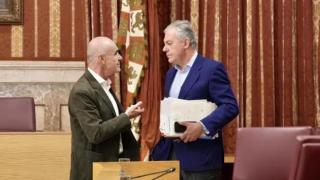 Imagen del alcalde de Sevilla, José Luis Sanz, y el portavoz municipal del PSOE, Antonio Muñoz.