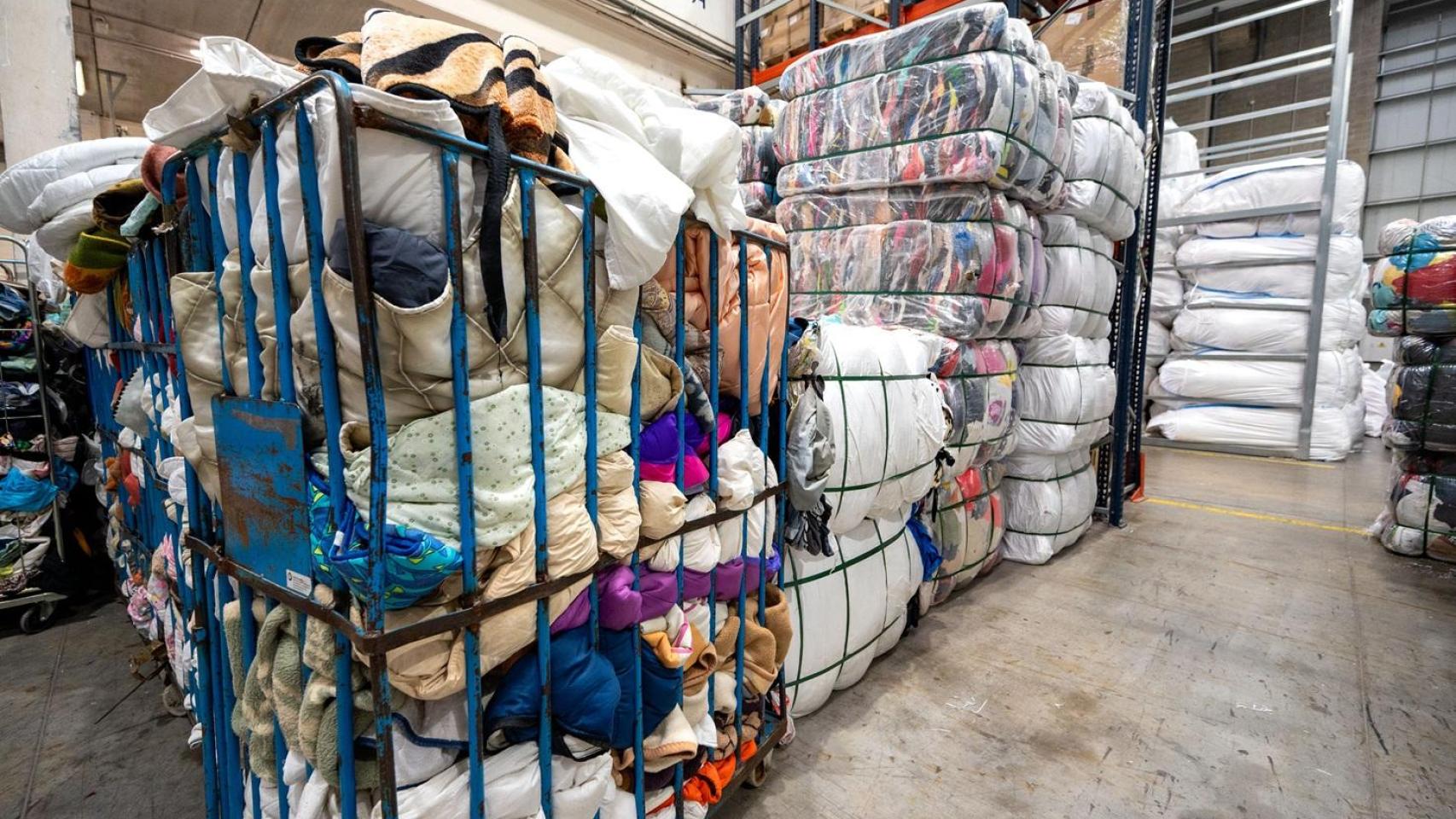 Ropa usada recogida en una planta industrial.