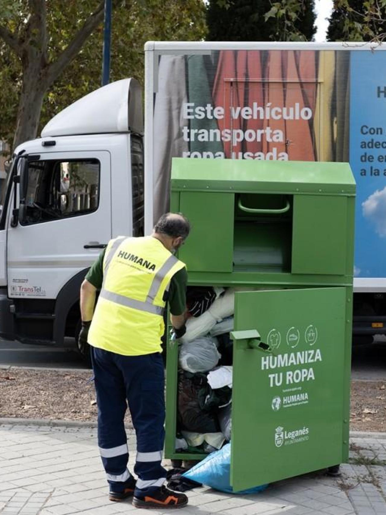 Un contenedor de almacenaje de ropa usada.