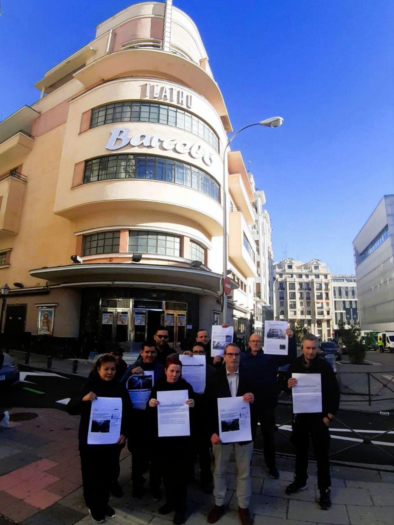 Foto de archivo de manifestantes contra el cierre de la discoteca Teatro Barceló, en su entrada.