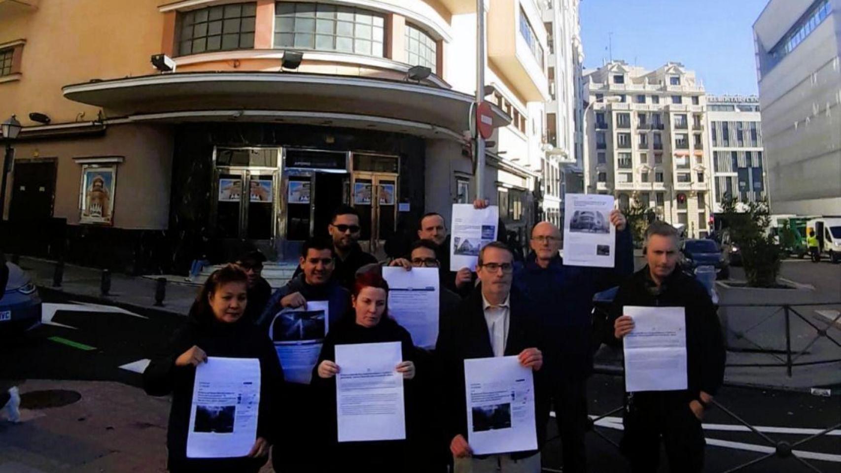 Foto de archivo de manifestantes contra el cierre de la discoteca Teatro Barceló, en su entrada.