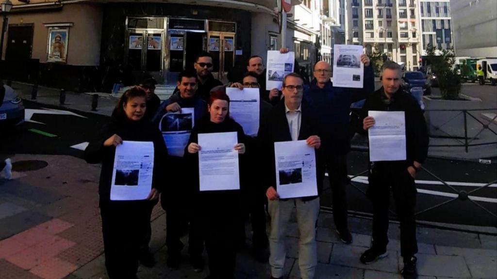 Foto de archivo de manifestantes contra el cierre de la discoteca Teatro Barceló, en su entrada.