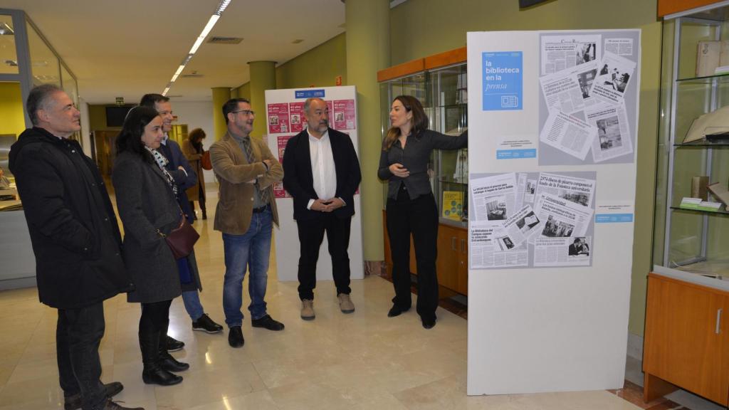 El rector de la UCLM, Julián Garde, en la inauguración de la exposición.