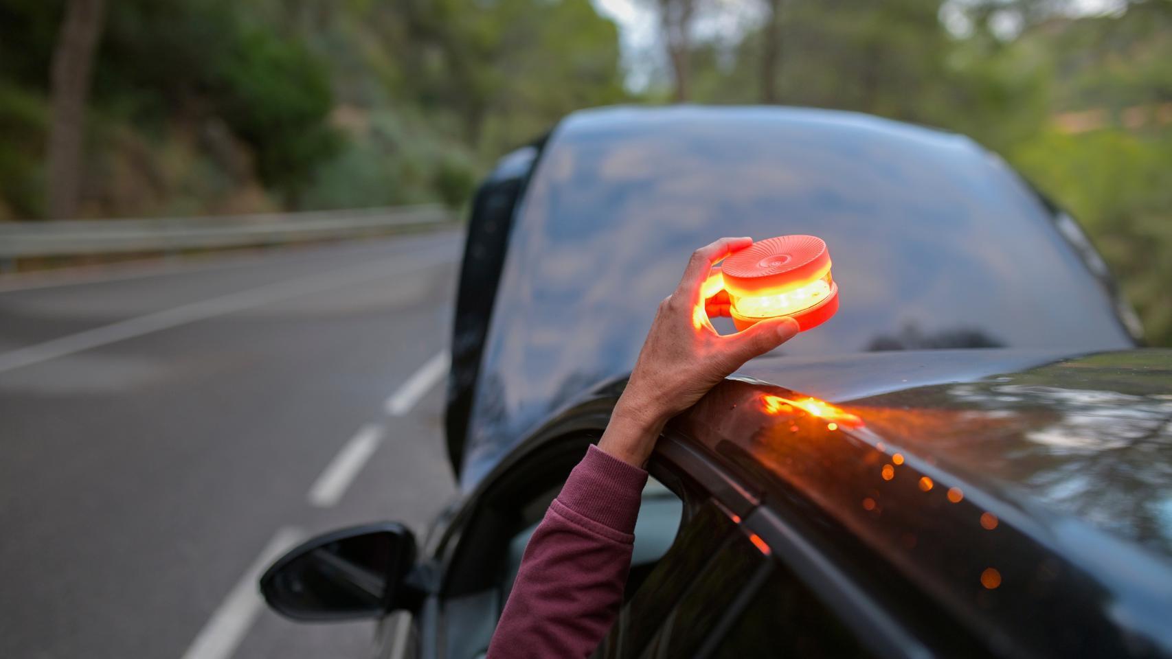Una persona colocando una baliza.