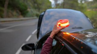 Una persona colocando una baliza.