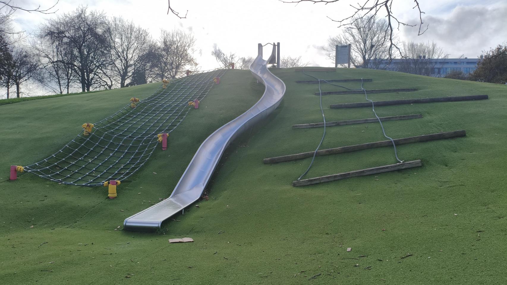 Imagen del tobogán de Eirís, a la espera de niños.