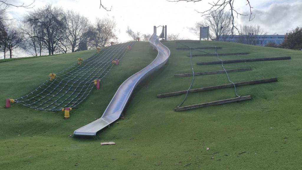 Imagen del tobogán de Eirís, a la espera de niños.