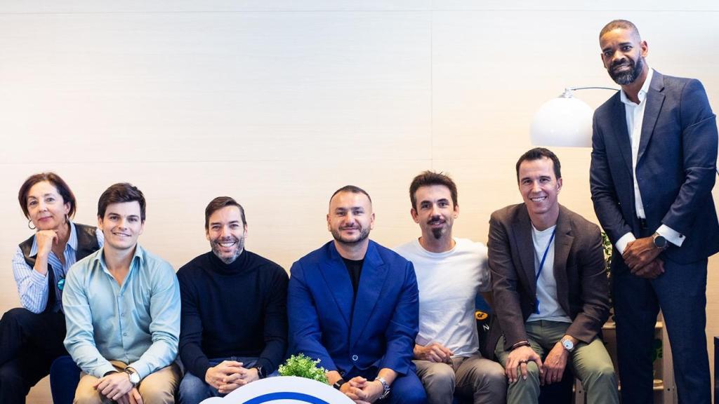 En la foto, de izquierda a derecha: Charo Ruiz, directora de Inversión de Capital Riesgo de Bankinter; Javier Roca, Capital Riesgo de Bankinter; Pablo Lancry, director de Innovación y Capital Riesgo de Bankinter; Andrei Manuel, Co CEO de Bit2Me; Leif Ferreira, CEO de Bit2Me; David Ortega, CIO de Bit2Me; Eder Azebedo, director de Compliance de Bit2Me.