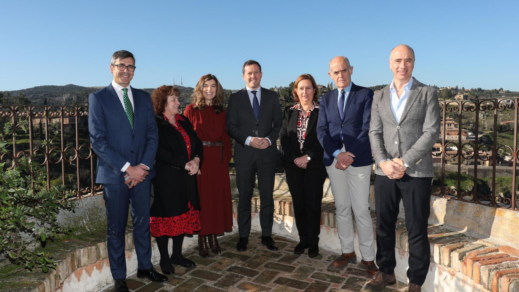 Imagen de archivo de la presidenta de la Diputación de Toledo, Conchi Cedillo, con los responsables de la Real Fundación.