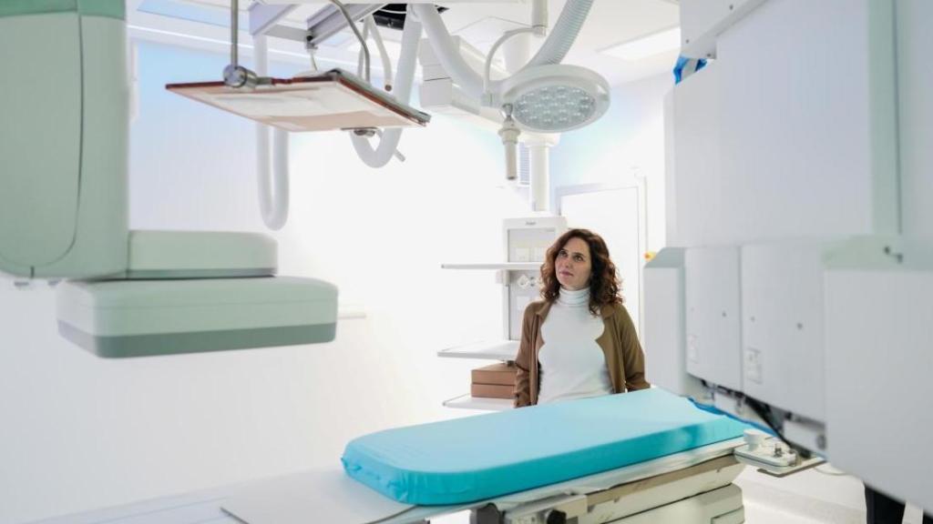 Díaz Ayuso durante su visita al final de las obras del nuevo edificio del Hospital público 12 de Octubre, el “gran proyecto europeo, un hito arquitectónico y asistencial”.