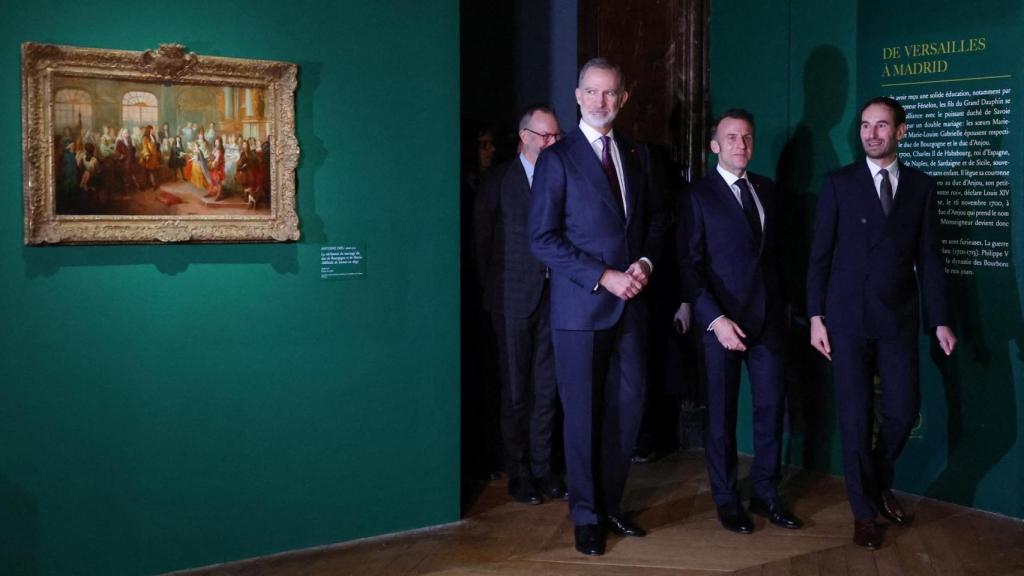 El presidente francés, Emmanuel Macron, y Felipe VI visitan la exposición 'El Gran Delfín (1661-1711), hijo de un rey, padre de un rey y nunca rey' en el Palacio de Versalles.