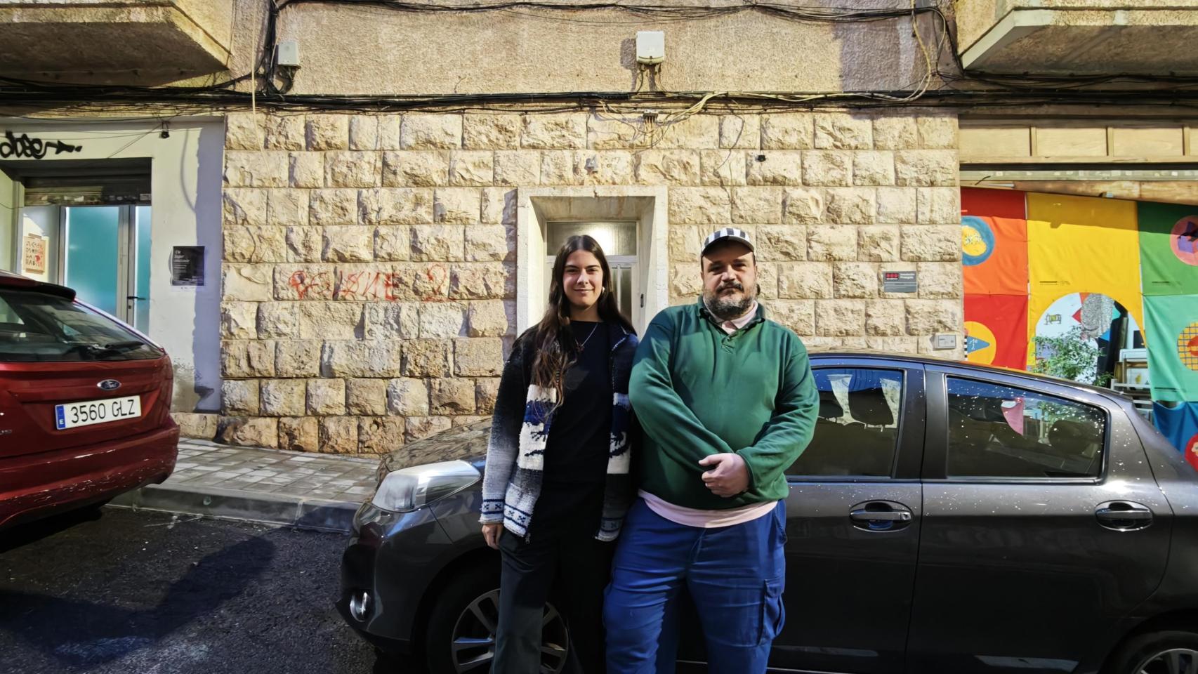 Noelia y Rubén, ante sus respectivos estudios en Alicante.