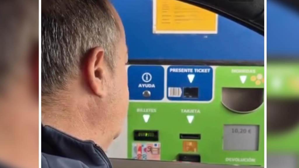 Imagen del conductor hablando con la empleada del peaje.