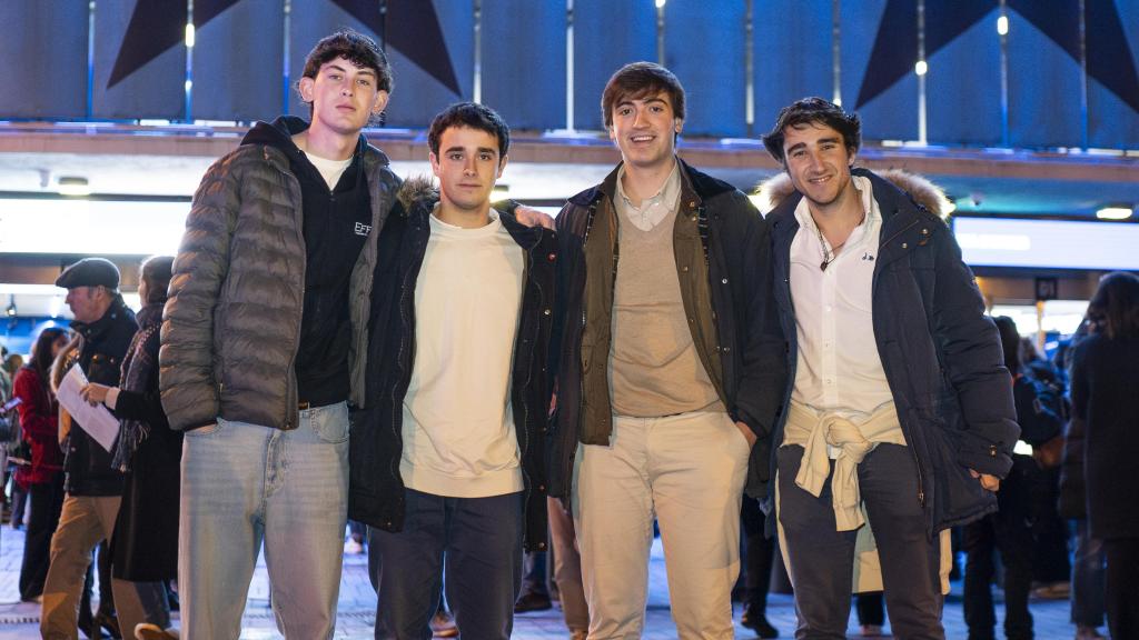 Álex Rodríguez (derecha) junto a sus amigos de parroquia momentos antes de entrar al evento cristiano 'Llamados: Unidos hacia el 2033', en el Movistar Arena, este lunes.