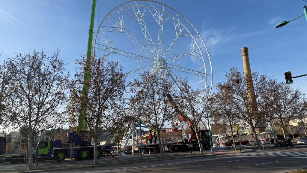 El montaje de la noria frente a la parada de La Chimenea, en Zaragoza.
