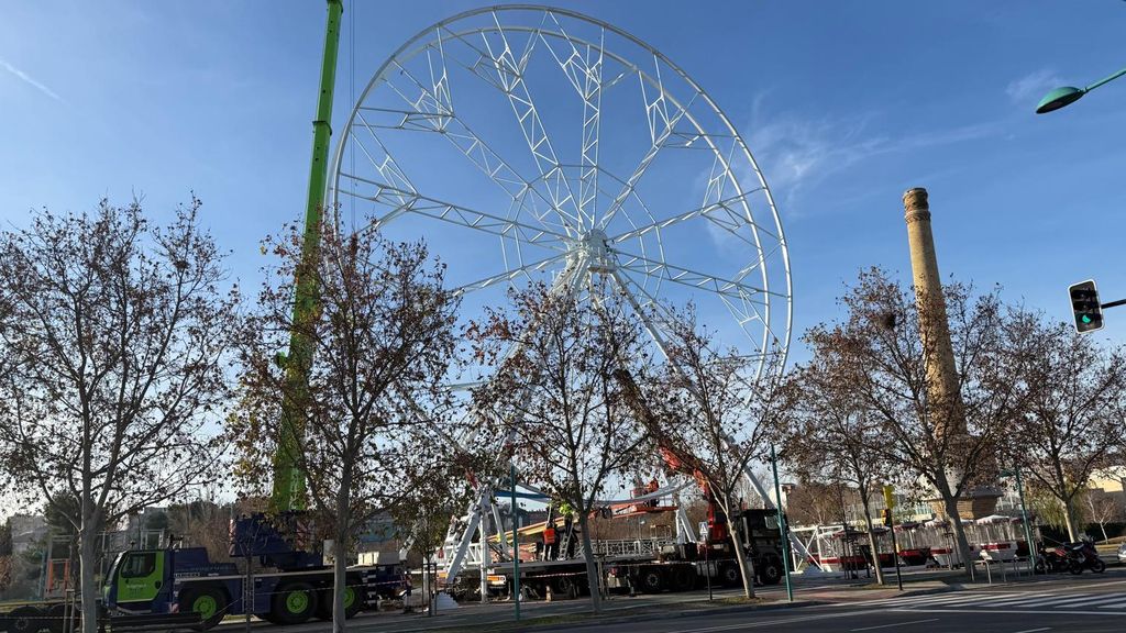 El montaje de la noria frente a la parada de La Chimenea, en Zaragoza.