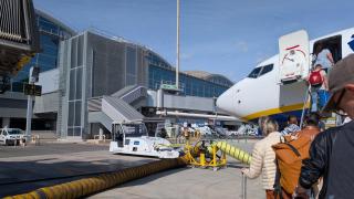 Pasajeros en el aeropuerto de Alicante embarcando a uno de los vuelos.