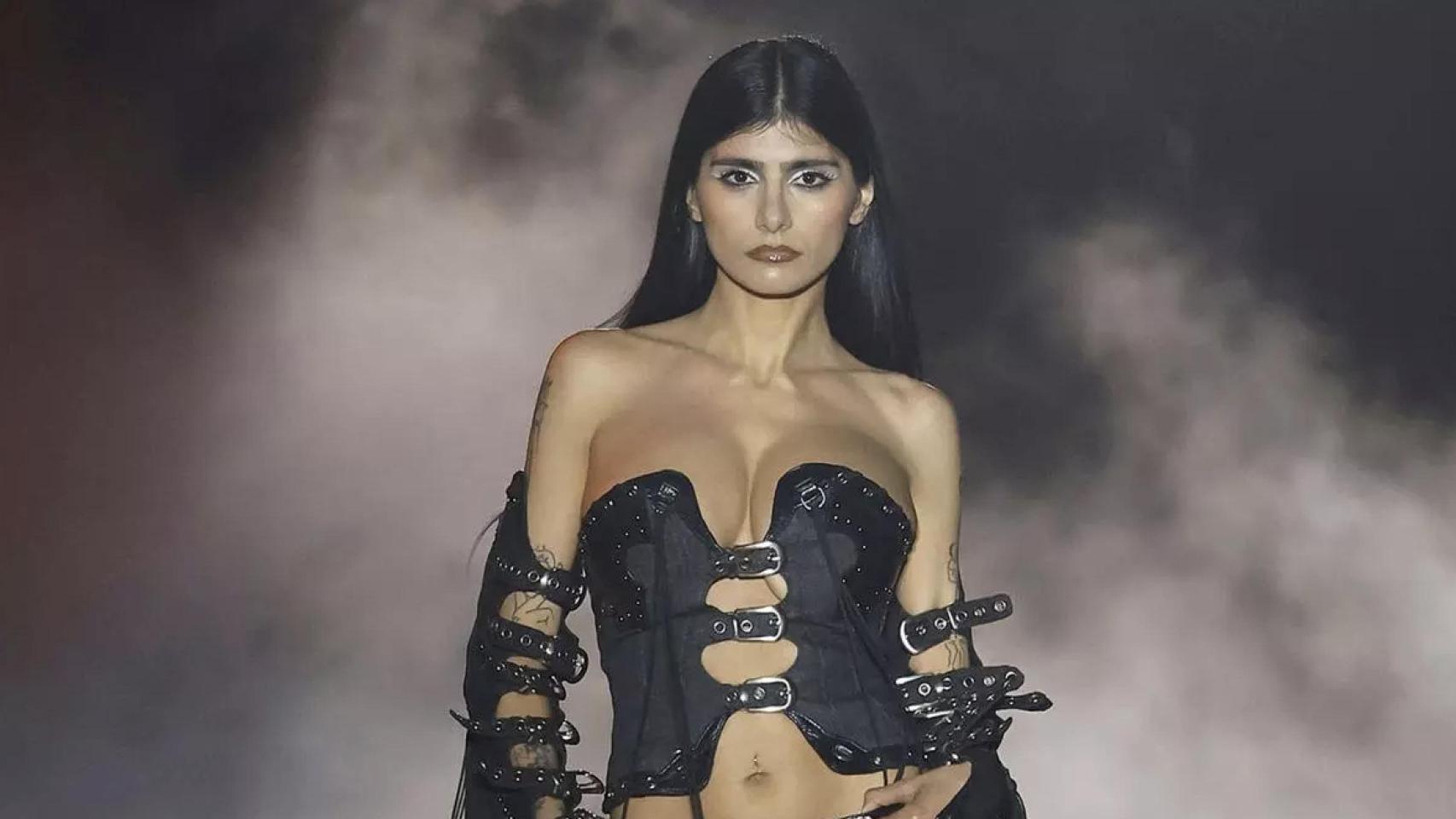 Mia Khalifa en la 080 Barcelona Fashion.