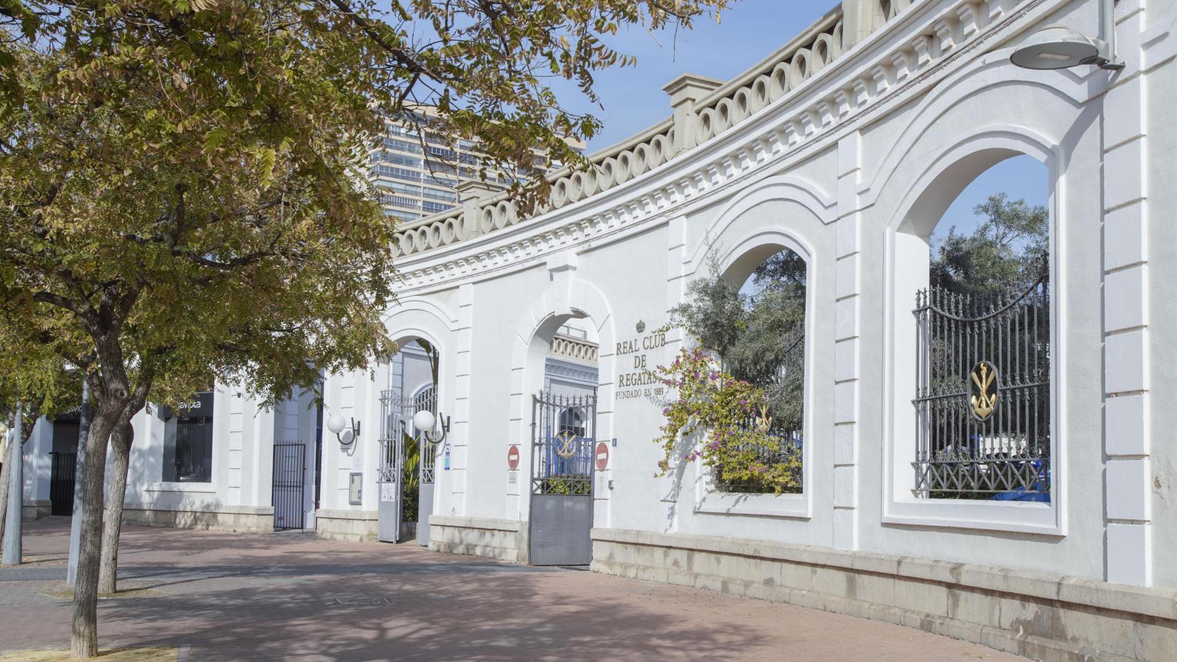 Fachada del parking del Real Club de Regatas de Alicante.