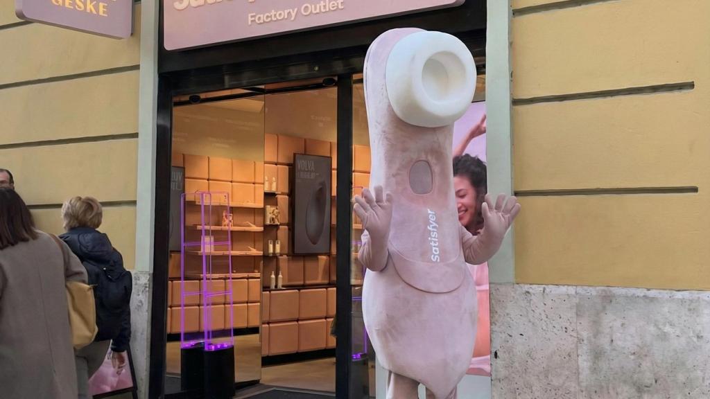 Disfraz gigante de Satisfyer. EE