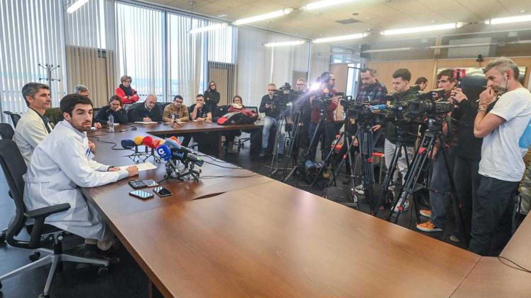 El gerente del Hospital Universitario de Burgos, Carlos Cartón (I), y el jefe del servicio de Oncología del HUBU, Enrique Lastras (D), ofrecen una rueda de prensa para explicar el error que causó la muerte de dos pacientes