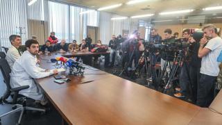 El gerente del Hospital Universitario de Burgos, Carlos Cartón (I), y el jefe del servicio de Oncología del HUBU, Enrique Lastras (D), ofrecen una rueda de prensa para explicar el error que causó la muerte de dos pacientes