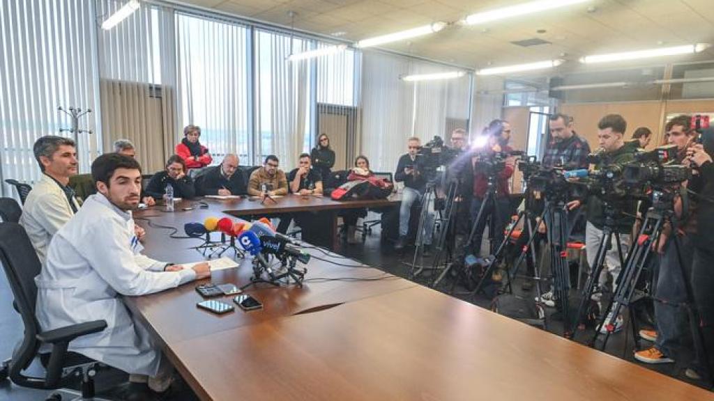 El gerente del Hospital Universitario de Burgos, Carlos Cartón (I), y el jefe del servicio de Oncología del HUBU, Enrique Lastras (D), ofrecen una rueda de prensa para explicar el error que causó la muerte de dos pacientes