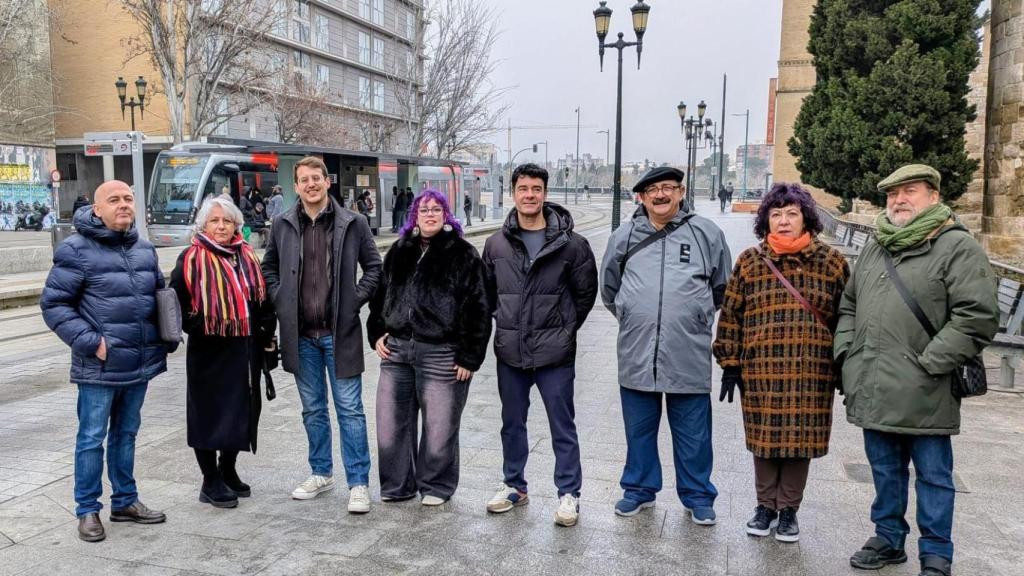 Jorge Pueyo en una parada del tranvía de Zaragoza.