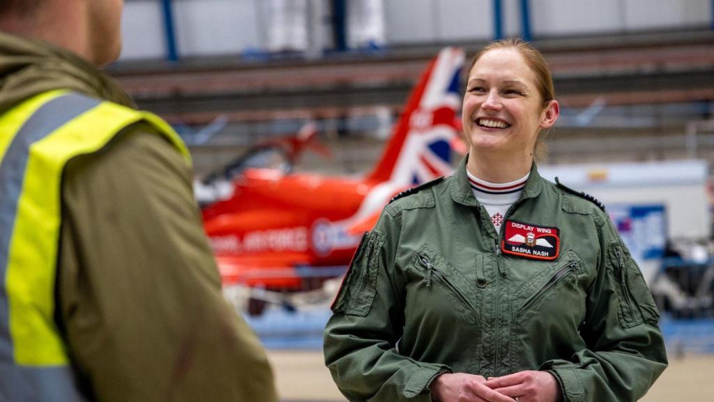La comandante Sasha Nash, líder de la patrulla acrobática de la RAF