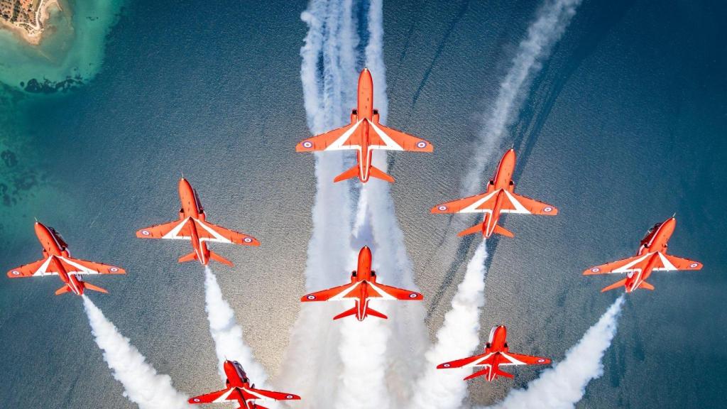 Los cazas de la patrulla de Red Arrows en formación