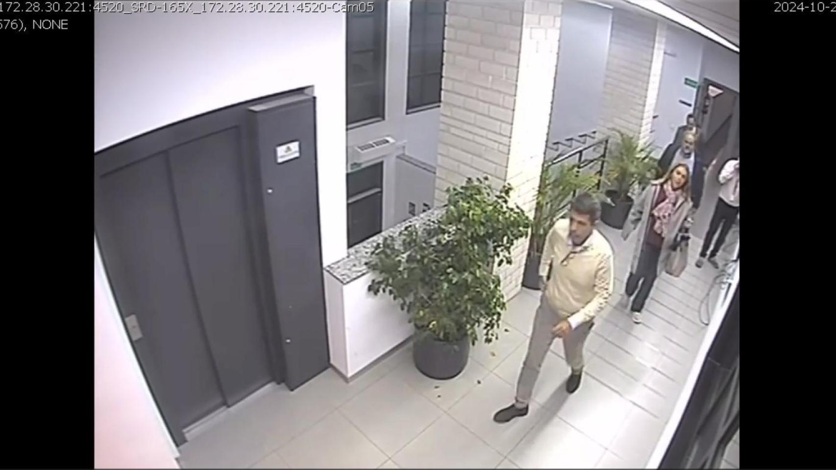 Mazón, en los pasillos del Centro de Coordinación de Emergencias de l'Eliana a las 20:29