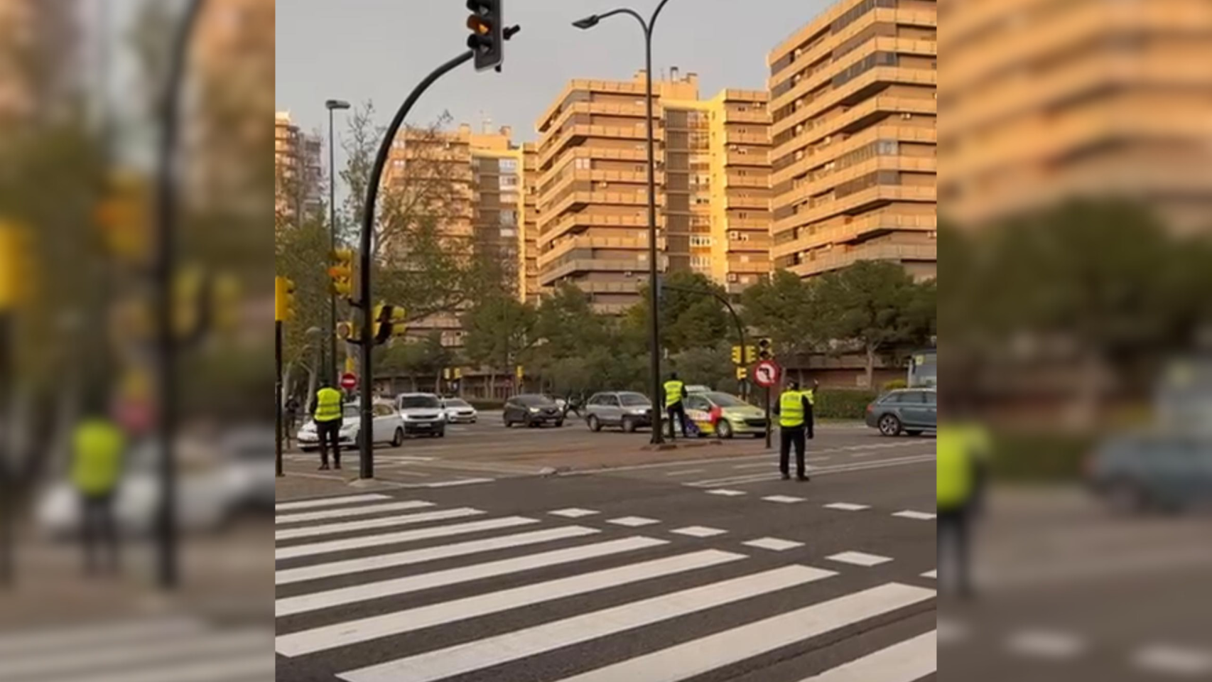 Algunos de los alumnos aprendiendo a dirigir el tráfico en Zaragoza, en sus clases prácticas.